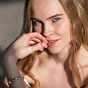 Modeling Agencies vs. Freelance Modeling in Kuwait: What’s Better for Beginners?