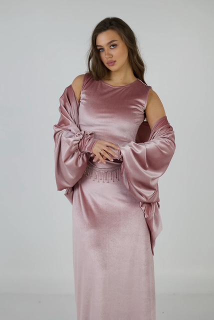 Lina - Professional fashion and commercial model in Kuwait with ModelsNova.